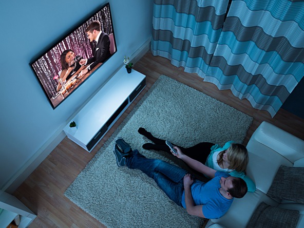 couple-watching-TV-in-living-room_crop